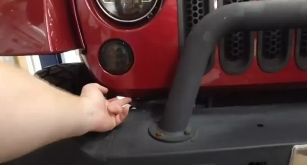 Body lifted Jeep showing the gap between the grill and chassis