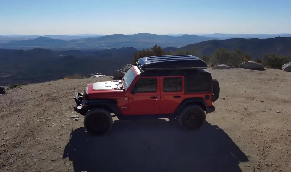 Can you put a rooftop tent on a Jeep featured image depicting a Jeep roof top tent mounted on a Jeep Wrangler