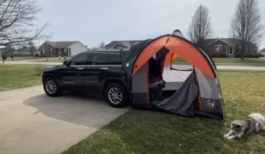 Jeep Grand Cherokee Camping with a rooftop tent mounted on the roof